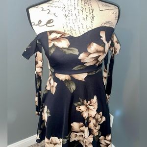 ⭐️Beautiful short flower dress with off the shoulder short sleeves NWOT Windsor